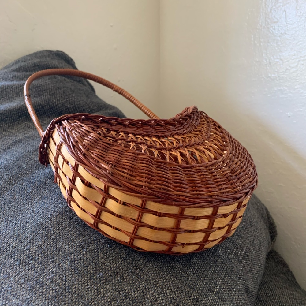 ♦️SOLD♦️Vintage rattan hanging basket